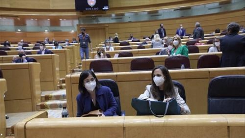 La ministra de Sanidad, Carolina Darias (i), y la ministra de Derchos Sociales y Agenda 2030, Ione Belarra (d), durante una sesión de control al Gobierno en la Cámara Alta, a 13 de abril de 2021, en Madrid