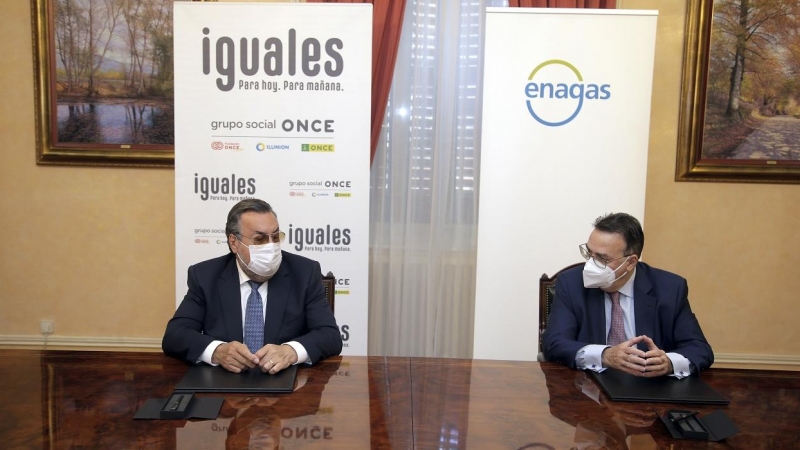 El presidente del Grupo Social ONCE, Miguel Carballeda, y el de Enagas, Antonio Llardén, en la firma del acuerdo.