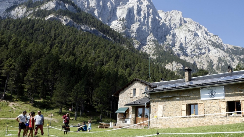 El refugi Lluís Estasen, amb el Pedraforca al fons.