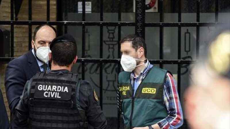 Un grupo de agentes de la Unidad Central Operativa de la Guardia Civil (UCO), durante un registro en el domicilio del subdelegado del Gobierno en Valencia, Rafael Rubio, a 13 de mayo de 2021, en Valencia