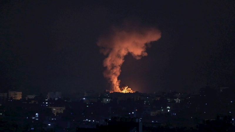El humo y las llamas se elevan después de un ataque aéreo israelí en el norte de la franja de Gaza