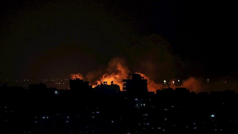 Subida de humo tras un ataque israelí en el barrio de Al Shejaeiya en el este de la ciudad de Gaza