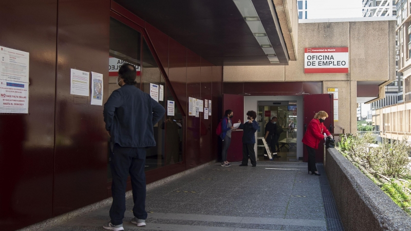 Varias personas en la puerta de una oficina del SEPE, en Madrid. - EUROPA PRESS