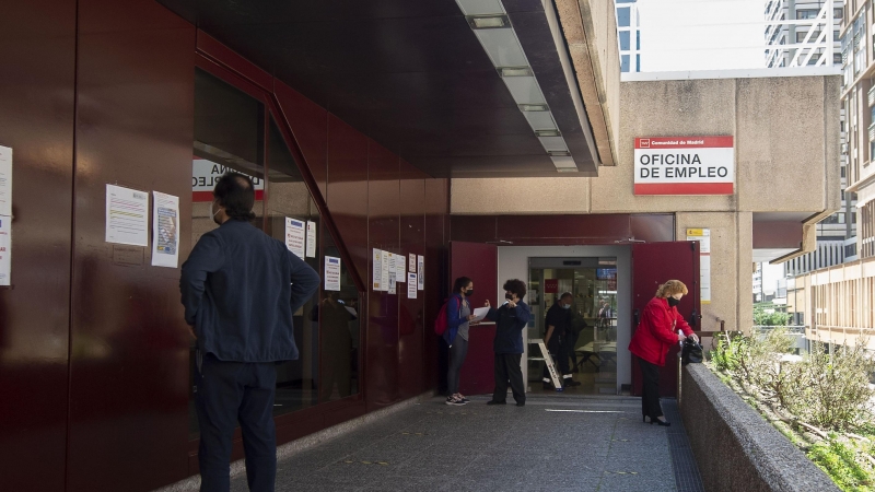 Varias personas en la puerta de una oficina del SEPE, en Madrid. - EUROPA PRESS