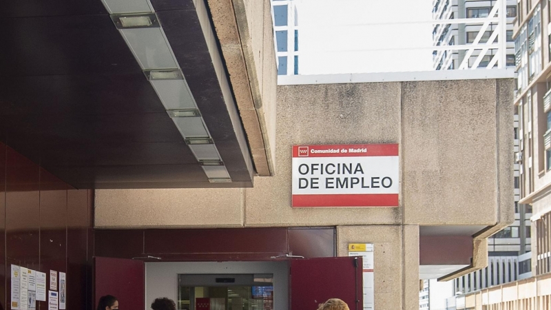 Varias personas en la puerta de una oficina del SEPE, en Madrid. - EUROPA PRESS