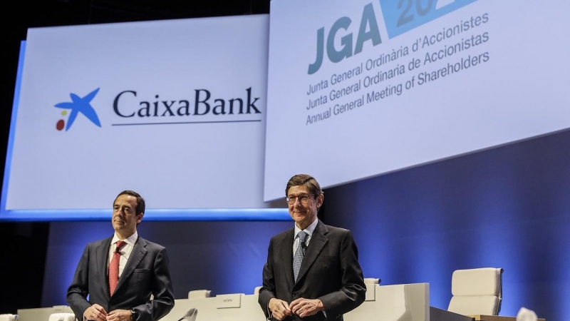 El presidente de Caixabank, José Ignacio Goirigolzarri (d), y el consejero delegado de la entidad, Gonzalo Gortázar (i), al comienzo de la junta de accionistas de la entidad, la primera tras la absorción de Bankia. E.P./Rober Solsona