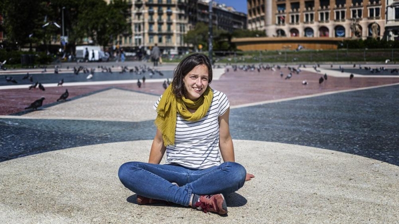 La ‘indignadas’ Anna Masqué vuelve a sentarse en la plaça de Catalunya.