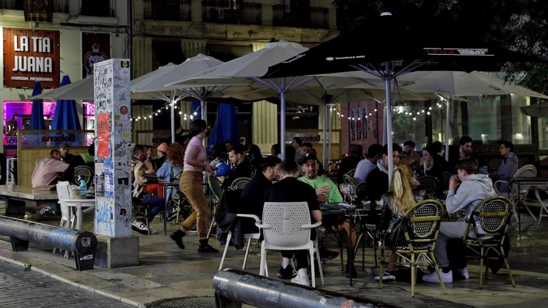 Varias personas disfrutan en una terraza de la plaza del Tossal en el barrio del Carmen de Valéncia.