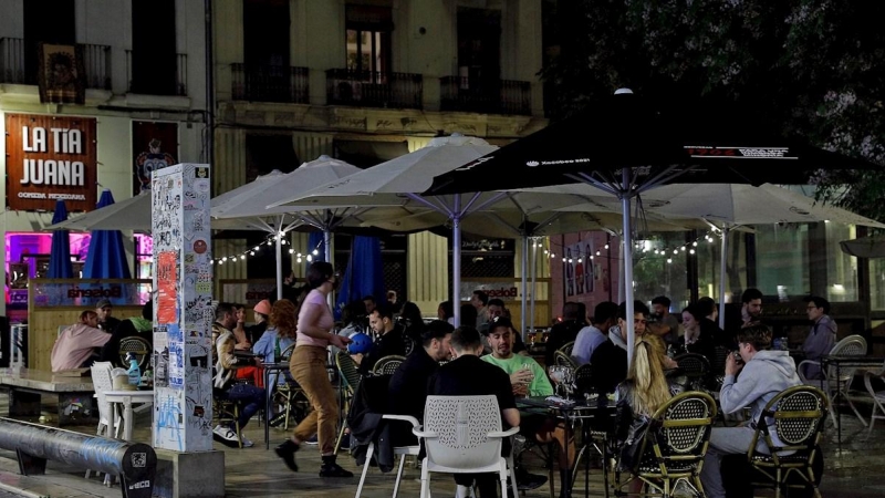 Varias personas disfrutan en una terraza de la plaza del Tossal en el barrio del Carmen de Valéncia.