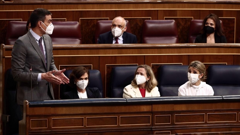 El presidente del Gobierno, Pedro Sánchez, interviene durante una sesión de control al Gobierno, en presencia de las vicepresidentas Carmen Calvo, Nadia Calviño y Yolanda Díaz. E.P./E. Parra/POOL