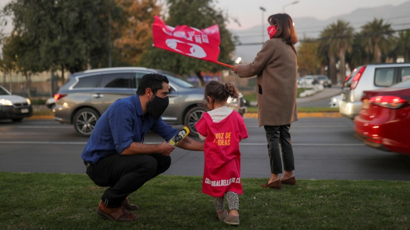 12/05/2021. Cristóbal Bellolio, candidato a la Asamblea Constitucional, hace campaña en la calle junto a su hija y su esposa, en Santiago de Chile. - Reuters