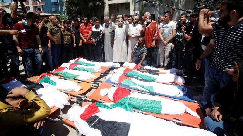 15/05/2021. Varias personas se acercan a los cadáveres de los palestinos asesinados este sábado por las fuerzas israelíes. - Reuters