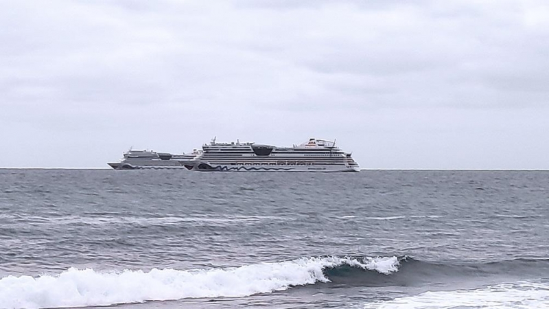 Dos cruceros frente a Las Palmas.