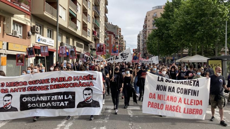 La capçalera de la manifestació a Lleida per reclamar la llibertat de Pablo Hasel.