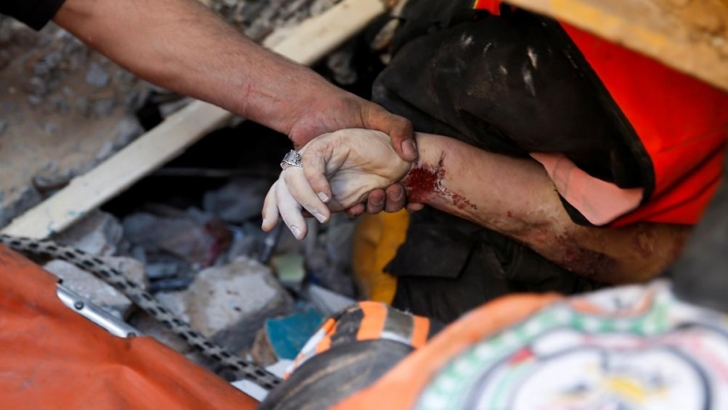 Un cadáver en Gaza, sepultado por un derrumbamiento.