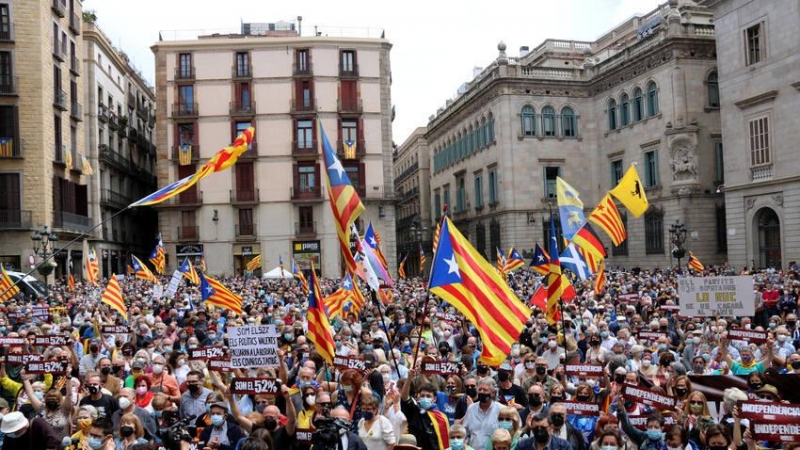 Manifestació de l'Assemblea a la plaça Sant Jaume de Barcelona per exigir la formació d'un Govern independentista.