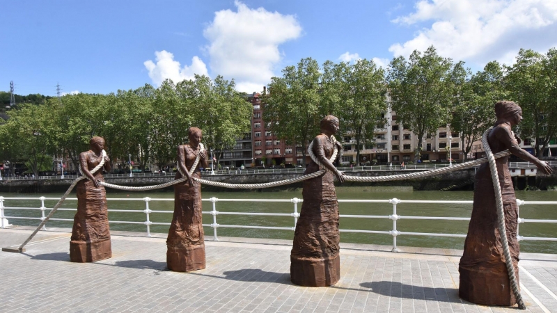 Conjunto escultórico de Dora Salazar homenajea a las sirgueras junto a la ría en Bilbao.