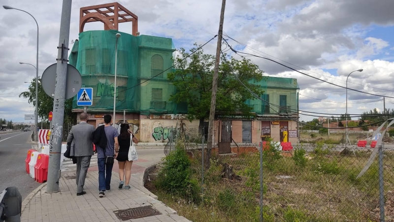 El abogado, Andrea y un activista se dirigen al edificio.