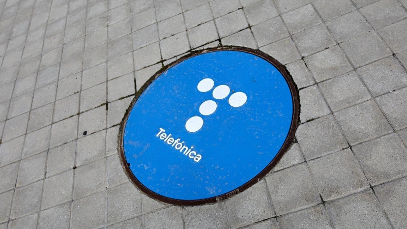 El nuevo logo de Telefónica, en una tapa en el suelo cerca de su sede en la zona norte de Madrid. E.P.