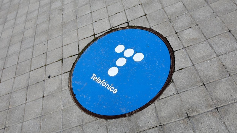 El nuevo logo de Telefónica, en una tapa en el suelo cerca de su sede en la zona norte de Madrid. E.P.