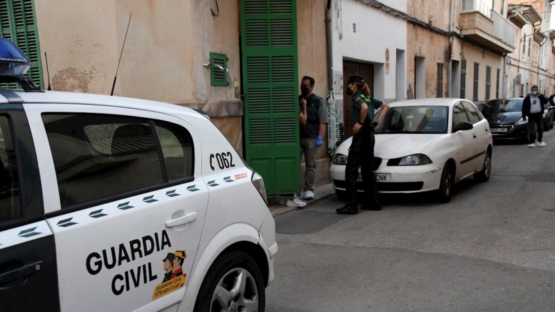 La Guardia Civil investiga el presunto asesinato de una madre de 28 años de edad y de su hijo de 7, cuyos cadáveres han sido hallados este martes en su casa de Sa Pobla, en Mallorca.