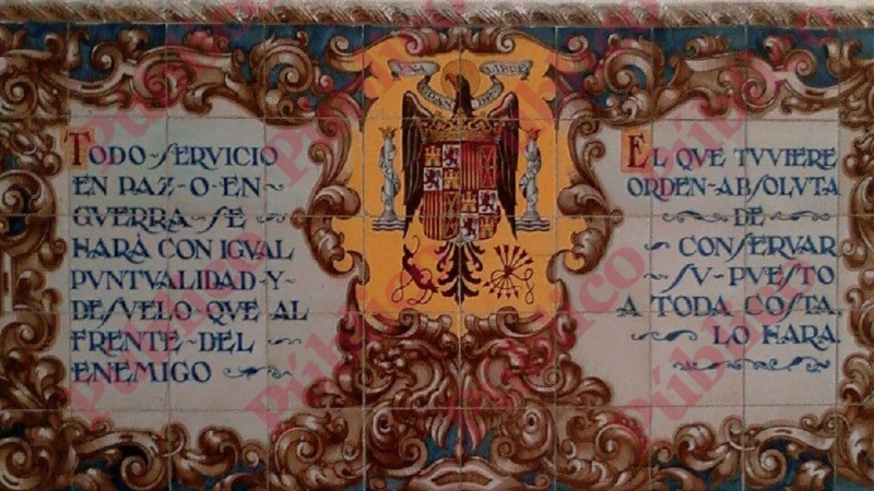 Placa de cerámica en el Cuartel El Rey de El Pardo, sede de la Guardia Real, que mantiene el águila con el yugo y las flechas, y el lema 'Una, Grande, Libre', del régimen franquista.