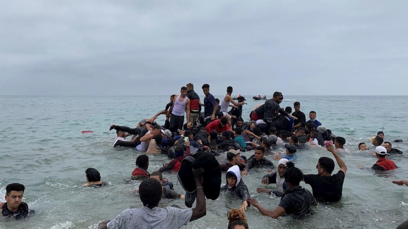 Varias personas se disponen a pasar de la playa de Fnideq (Marruecos) a Ceuta.