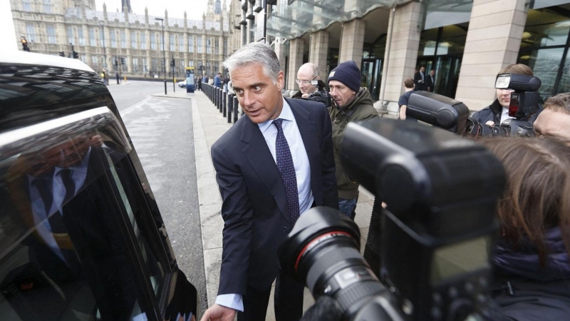 Foto de archivo de noviembre de 2012 de Andrea Orcel, entonces jefe del banco de inversión de UBS, tras una comparecencia en el Parlamento británico, en Londres. AFP