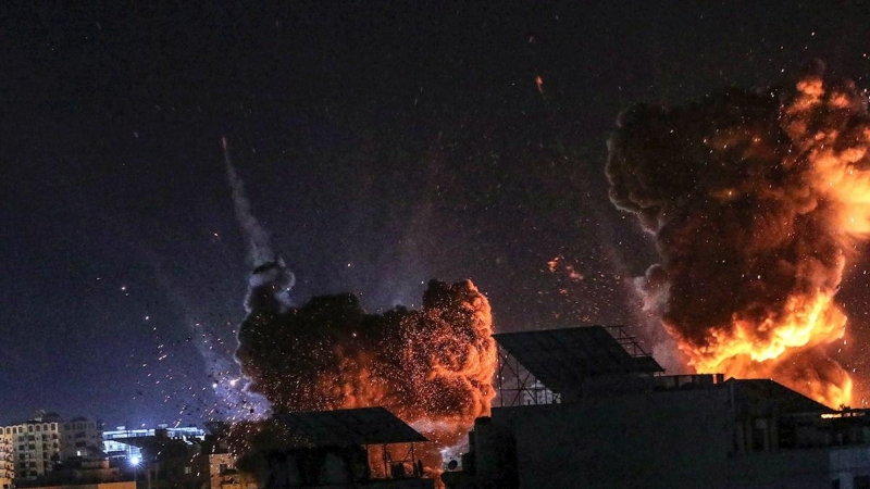 El humo y las llamas aumentan después de un ataque aéreo israelí en la ciudad de Gaza, el 18 de mayo de 2021