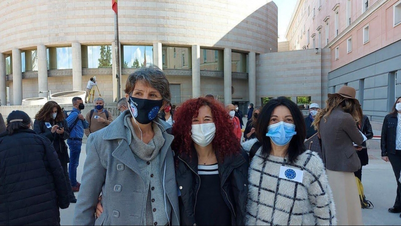 María Jesús Casado, Irune Saiz y Coro Alonso, delante del edificio del Senado, en Madrid, donde acudieron el pasado abril para denunciar la situación de precariedad de los interinos en fraude de ley.