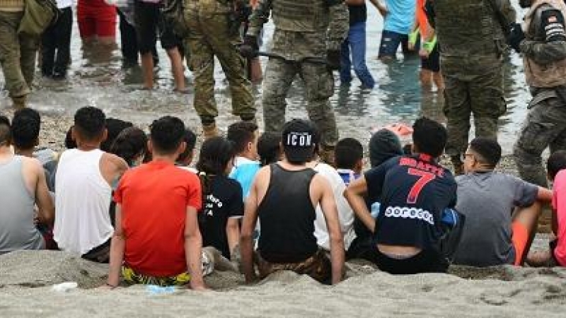 Militares del ejército español vigilan durante las devoluciones en caliente que están efectuando a los migrantes que han entrado en Ceuta procedente de Marruecos