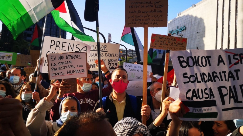 Imatge de la concentració a les portes del consolat d'Israel de Barcelona per protestar contra el bombardeig de la Franja de Gaza.