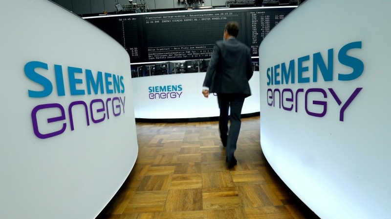 Los logos de Siemens Energy en el patio de negociación de la Bolsa de Fráncfort, el día del inicio de su negociación en el mercado, en septiembre de 2020. REUTERS/Ralph Orlowski