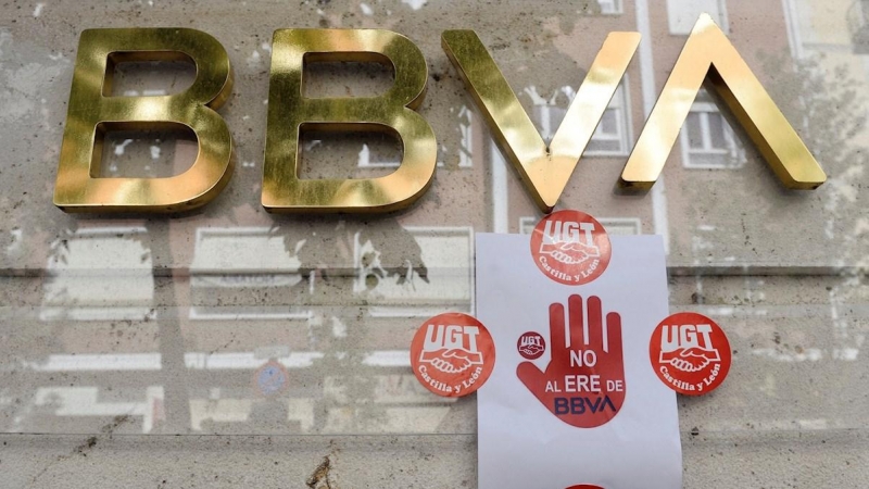 El logo de BBVA en sus oficinas en Valladolid, tras la protesta de trabajadores por el ERE que el banco ha presentado. EFE/NACHO GALLEGO