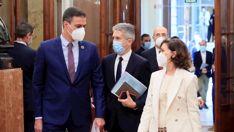 El presidente del Gobierno, Pedro Sánchez (i), acompañado de la vicepresidenta primera, Carmen Calvo y el ministro del Interior, Fernando Grande Marlaska, a su llegada a la sesión de control al Ejecutivo.