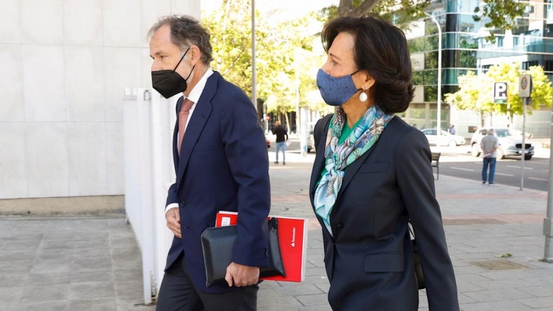 La presidenta del Banco Santander, Ana Patricia Botín, a su llegada al juicio por la demanda del actual consejero delegado de Unicredit, Andrea Orcel, contra la entidad bancaria  por su fichaje frustrado como 'número dos',  en el juzgado de Primera Instan