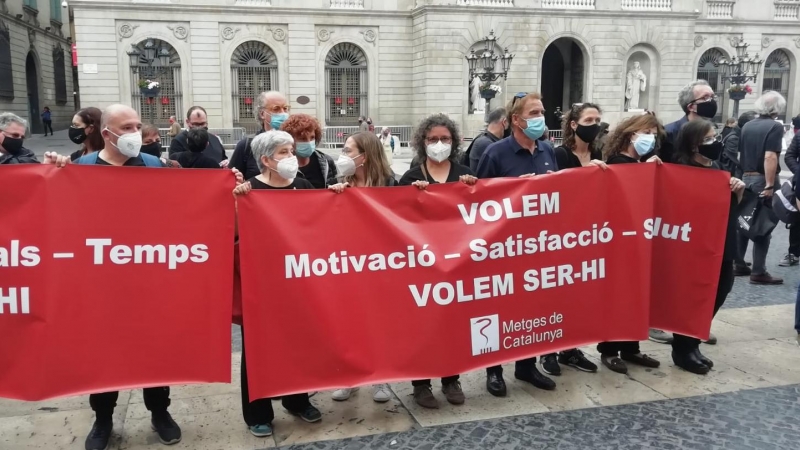 Metges de Catalunya convoca una concentració a la plaça Sant Jaume per exigir més recursos per a l'atenció primària.