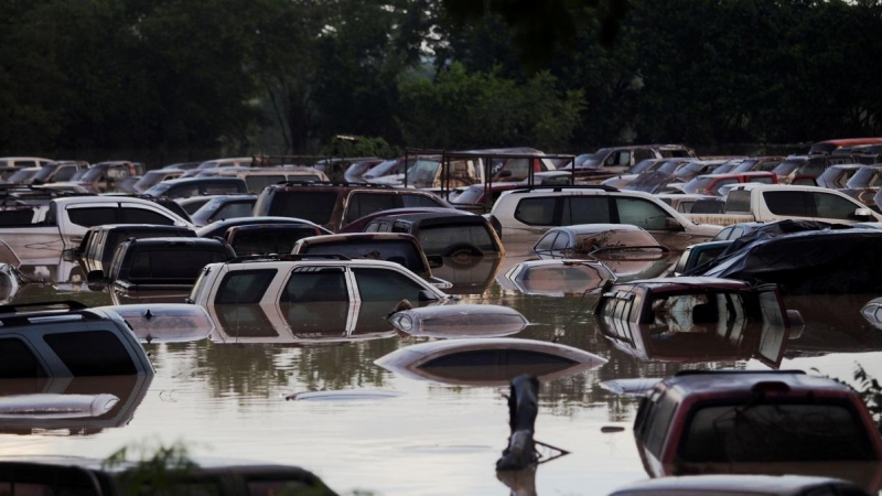 Coches sumergidos bajo el agua después de las inundaciones provocadas por el huracán Iota en La Lima, Honduras, en noviembre de 2020.