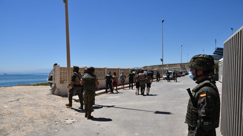 Militares del ejército español vigilan desde la playa la llegada de migrantes procedentes de Marruecos, a 19 de mayo de 2021, en Ceuta, (España).