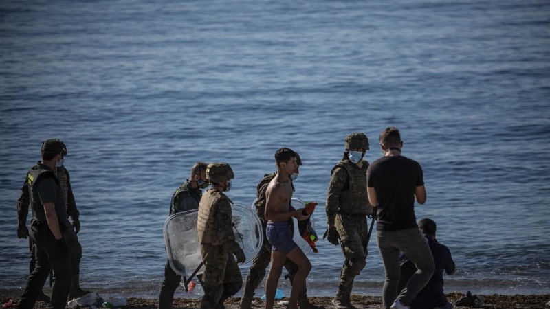 Un menor llega a nado por la playa de Tarajal en Ceuta.