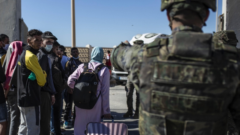 Algunas personas vuelven por su propia voluntad hacia Marruecos tras haber cruzado la frontera hacia Ceuta.