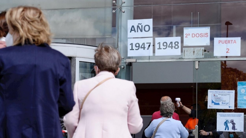 Un grupo de personas hace cola en un centro de vacaciones en Valladolid este martes día en el que la Comisión de Sanidad Pública se reúne para dar respuesta a los casi dos millones de españoles que recibieron la primera dosis de AstraZeneca y que esperan