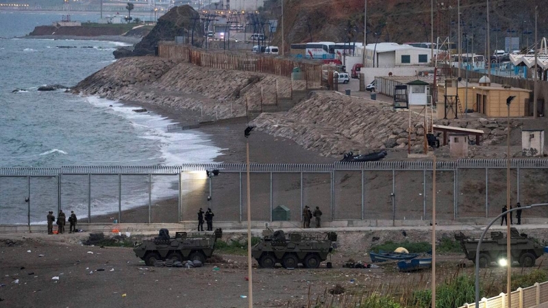 Soldados del Ejército vigilan a primera hora de este jueves la frontera del Tarajal que separa Ceuta de Marruecos este jueves 20 de mayo de 2021.