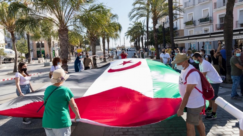Despliegue de la bandera saharaui en la plaza san Juan de Dios en Cádiz.