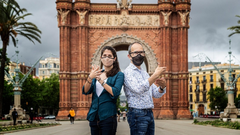 Berta Frigola i Albert R. Casellas, al passeig Lluís Companys, fent els signes dels conceptes llengua de signes i diari, respectivament.