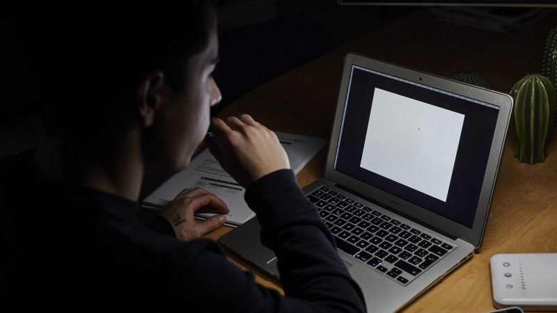 12/01/2021. Imagen de archivo de un estudiante utilizando desde casa el ordenador para realizar tareas académicas, en Madrid. - EUROPA PRESS