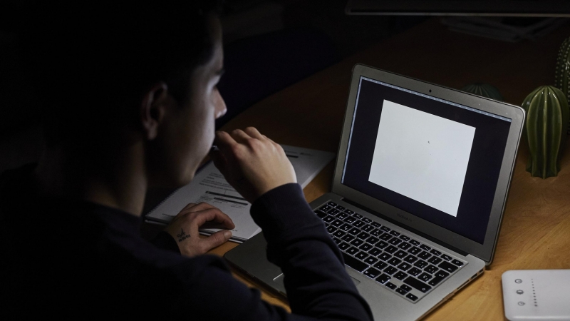 12/01/2021. Imagen de archivo de un estudiante utilizando desde casa el ordenador para realizar tareas académicas, en Madrid. - EUROPA PRESS