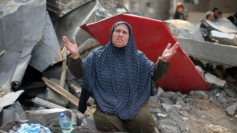 Una mujer palestina reacciona después de regresar a su casa destruida en Gaza tras la tregua entre Israel y Hamás.
