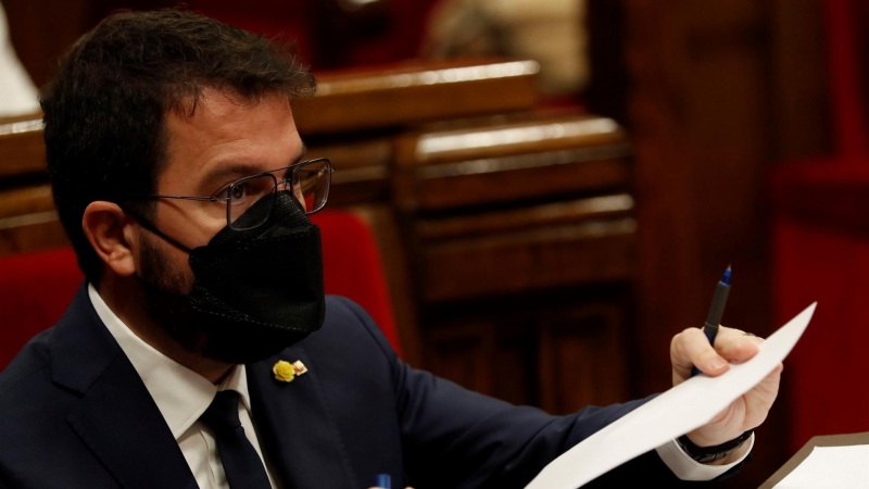 21/05/2021.- El candidato de ERC a la presidencia de la Generalitat, Pere Aragonès durante a la segunda jornada del debate de investidura celebrada en el Parlament este jueves. EFE/Alberto Estévez