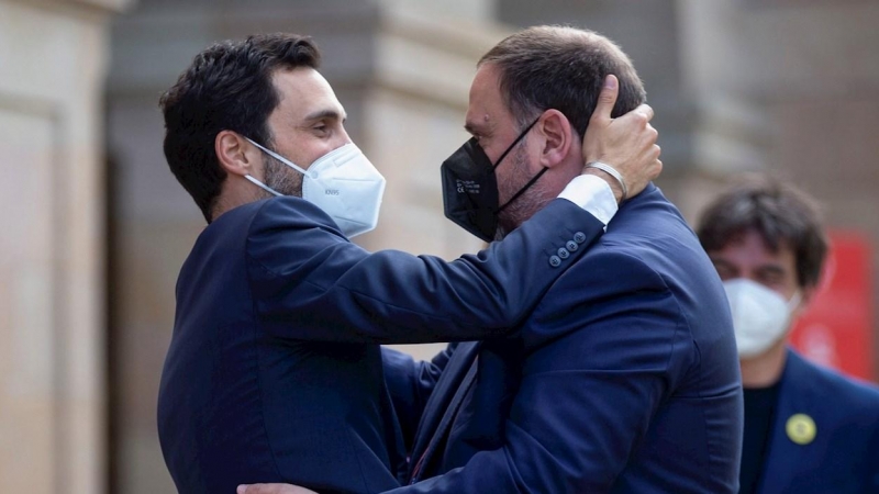 21/05/2021.- El presidente de ERC, Oriol Junqueras (d) - con un permiso penitenciario- saluda al expresident del Parlament, Roger Torrent (i) antes del comienzo de la segunda jornada del debate de investidura celebrada en el Parlament este viernes. EFE/En